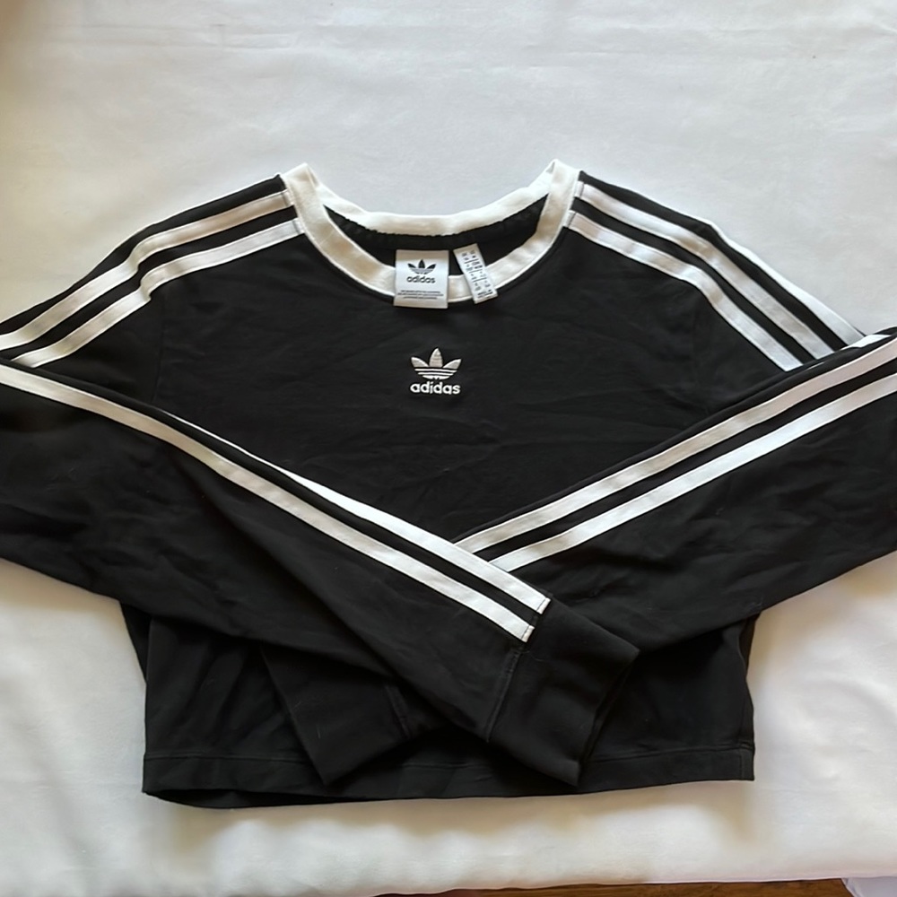 Long-sleeves Adidas cropped shirt. Size Medium.
